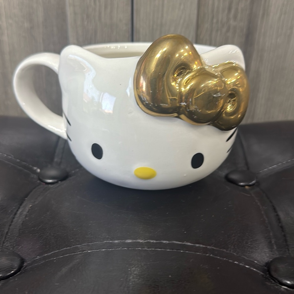 New Hello Kitty Face With Gold Bow Sculpted Coffee Mug By Sanrio & Bioworld